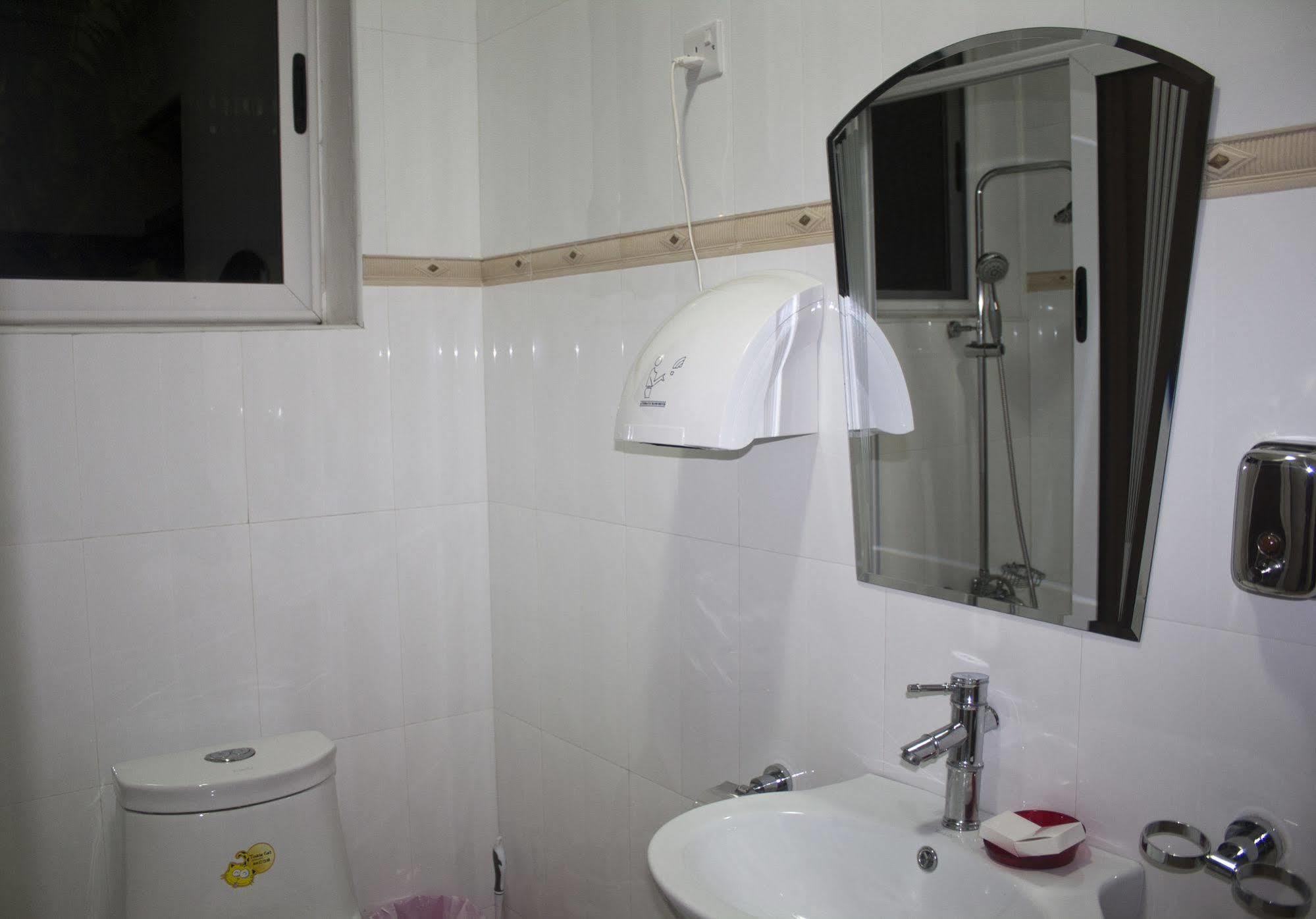 @Home Boutique B&B Hostel And Suite Accra Exterior photo